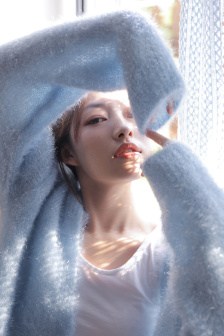 夜晚在大炕上偷的看